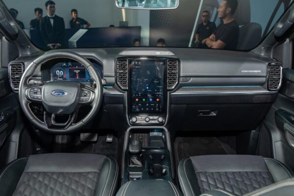Nội thất Ford Everest Platinum 2024 - Mặt taplo tổng thể