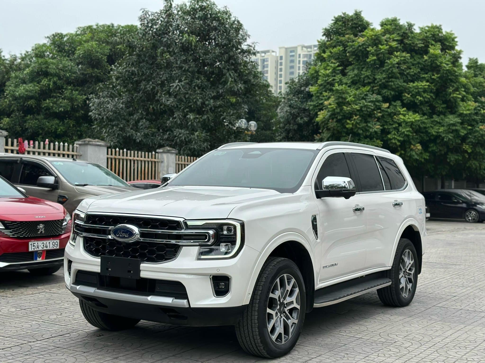 Ngoại thất Ford Everest Titanium Plus 4x4 AT - Đầu xe