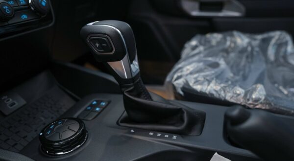 Nội thất Ford Ranger Sport 2024 - Tổng thể taplo, cần số tự động