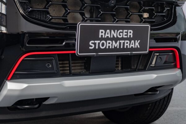 Ngoại thất Ford Ranger Stormtrak 2024 - Mặt ca lăng